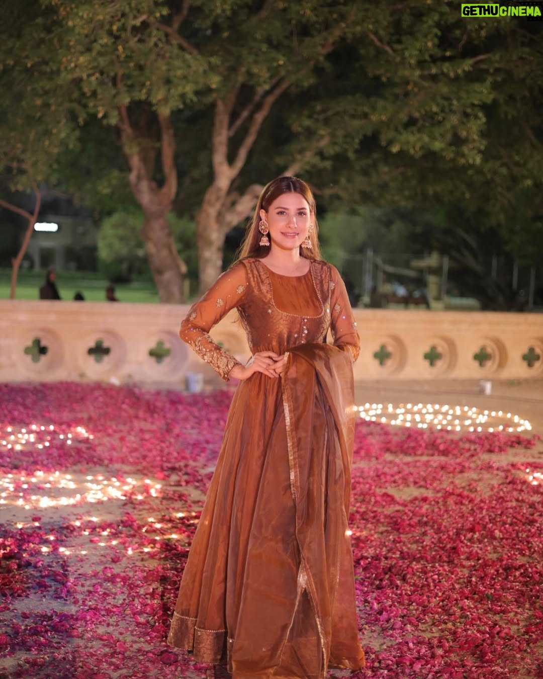 Hina Altaf - 32.5K Likes - See you Tomorrow at 9pm only on @harpalgeotv
Wardrobe @amnaismail.official
Jewellery @kohar_jewel
Hair and makeup @sanabutt54
