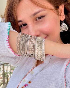 Hina Altaf Instagram - When you’re your own photographer 😂 struggle is REAL ! Eid Mubarak everyone 🤍  I’m loving my hair though 😂🤣 KTHANKSBYE