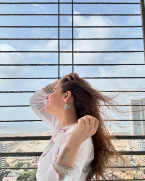Hina Altaf Instagram - When you’re your own photographer 😂 struggle is REAL ! Eid Mubarak everyone 🤍  I’m loving my hair though 😂🤣 KTHANKSBYE
