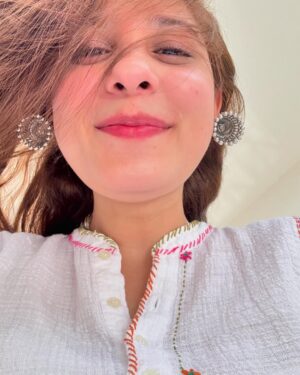 Hina Altaf Instagram - When you’re your own photographer 😂 struggle is REAL ! Eid Mubarak everyone 🤍  I’m loving my hair though 😂🤣 KTHANKSBYE