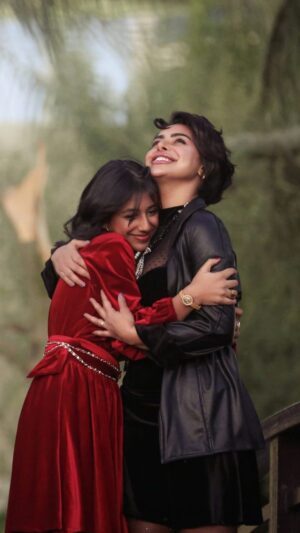 Hind Al Balushi Instagram - ما اجمل ان تحاط بأحبتك في يوم يعنيلك الكثير مهما كانت الظروف فوجودهم حولك وكأنك تملك الدنيا ومافيها 🤍شكراً حبيبة ماما انج دايما بعيني وجدام عيني احبج احبج احبج اكثر شي 🤗🥹

‎شكراً مخرجنا عالمونتاج عجييييب 😍🥰🤍🌹🙏
@bosakharofficial