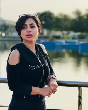 Hind Al Balushi Instagram - التسامح من أجمل الصفات التي من العظيم أن يتحلى بها المرء.. فإن دلّت ! دلّلت على  طهارة القلب ونقاوة الروح وتصالح تام مع الذات .. وهي صفة لا يملكها اي شخص .. فالشخص المتسامح له شأن عظيم وصاحب فضل عظيم  وفائز بمحبة خالقه .. فلا تحزن انك صفحت وعفوت وغفرت .. فهي  صفات القدير وليس بالسهل التحلي بها ..
#مساء_الخير #هند_البلوشي #الكويت🇰🇼