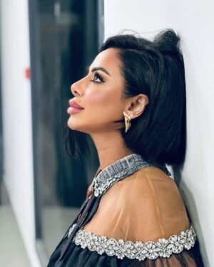 Hind Al Balushi Instagram - لا تنتظر .. بادر .. وستغادر ..
ستغادر أحزانك 
ستغادر همومك 
ستغادر مخاوفك 
ستغادر مايهدد راحتك ويقلقك 
#هند_البلوشي#مساء_الخير #همساتي