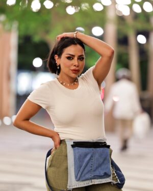 Hind Al Balushi Instagram - ببساطة.. ضع حداً لكل من يتجاوز حدوده معك ..
فالأهداف أهدافك والمرمى مرماك وحياتك ملعبك 👌
#هند_البلوشي #مساء_الخير #همساتي#خواطر