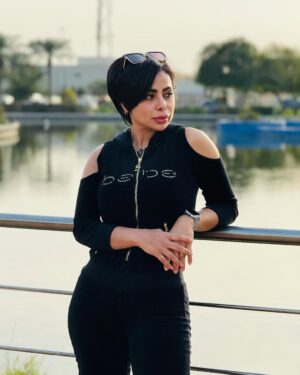 Hind Al Balushi Instagram - التسامح من أجمل الصفات التي من العظيم أن يتحلى بها المرء.. فإن دلّت ! دلّلت على  طهارة القلب ونقاوة الروح وتصالح تام مع الذات .. وهي صفة لا يملكها اي شخص .. فالشخص المتسامح له شأن عظيم وصاحب فضل عظيم  وفائز بمحبة خالقه .. فلا تحزن انك صفحت وعفوت وغفرت .. فهي  صفات القدير وليس بالسهل التحلي بها ..
#مساء_الخير #هند_البلوشي #الكويت🇰🇼