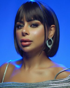 Hind Al Balushi Instagram - زعلنا لا يطول الله لا يخليه ..
امانه عاد ! تتخيلني من دونك ..
يعيش بداخلي كوكب ودنيا تيه ..
واضيع وما ألاقيني سوى بكونك ..
#زعلنا #هند_البلوشي #الكويت#ترند#اكسبلور#جديد
#مكياج : #روان الدويسان @rona.make.up 
#تصوير : #مشعل الفرحان @mr.shoting