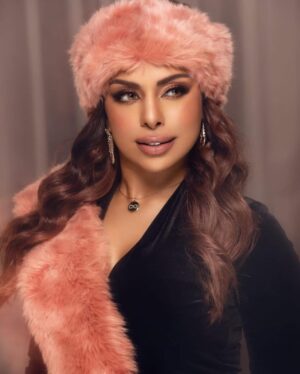 Hind Al Balushi Instagram - انت الشتا وأنت الدفى وانت الفصول الاربعة .. 
انت الوحيد بعالمي اللي وين ماتروح
 قلبي يتبعه 💚
#مساء_الخير #هند_البلوشي