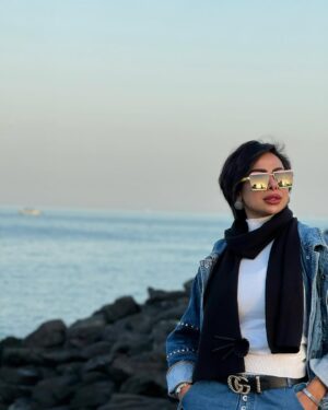 Hind Al Balushi Instagram - ثق بالله أولاً ثم بنفسك كثيراً.. وبأنك تستطيع .. !
ستجد شمسك تشرق وسيبتسم وجهك وستعيش جمال الربيع .. فالله لن يخذلك لطالما توكلت عليه 
#هند_البلوشي #صباح_الخير