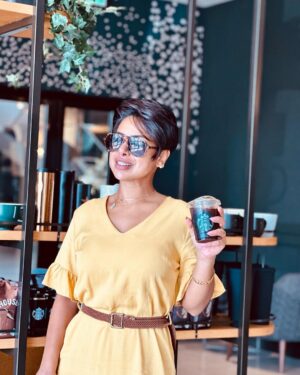 Hind Al Balushi Instagram - انا ممتنة لله الكريم على كل نعمه وعلى القوة التي يمدني بها لأقاوم كل ما يؤذيني .. انا ممتنة لله العزيز لانه يمدني بالشجاعة لأواجه ضعفي .. انا ممتنة لله الرحيم لانه دائمًا يمدني بالصبر والرضا لاتقبل قدري .. انا ممتنة لقدرتي على الفهم ليرتاح عقلي .. انا ممتنة لربي الذي يمدني باليقين ليطمئن قلبي🤍 
مساء الامتنان والطاقة الايجابية 
#مساء_الخير #هند_البلوشي #تنمية_بشرية