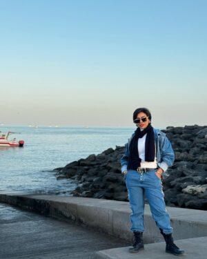 Hind Al Balushi Instagram - ثق بالله أولاً ثم بنفسك كثيراً.. وبأنك تستطيع .. !
ستجد شمسك تشرق وسيبتسم وجهك وستعيش جمال الربيع .. فالله لن يخذلك لطالما توكلت عليه 
#هند_البلوشي #صباح_الخير