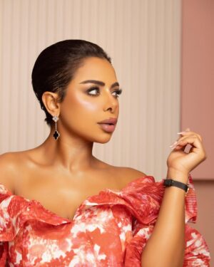 Hind Al Balushi Instagram - New year, new me, new life..the past is just past..leave the bad ones behind and look forward and stay positive.!
#vancleef #newlook #photoshoot #هند_البلوشي by @rona.make.up #happynewyear