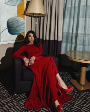 Hind Nizar Instagram - عيدسعيد❤️
.
jewelry @swissgalleryofficial 
dress @fa.fatima.alhashimi 
makeup @ieebo_m.u.a 
Stylist @elimchantaf