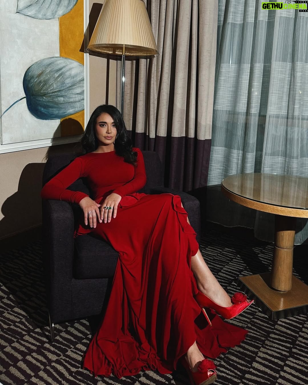 Hind Nizar - 56.7K Likes - عيدسعيد❤️
.
jewelry @swissgalleryofficial
dress @fa.fatima.alhashimi
makeup @ieebo_m.u.a
Stylist @elimchantaf