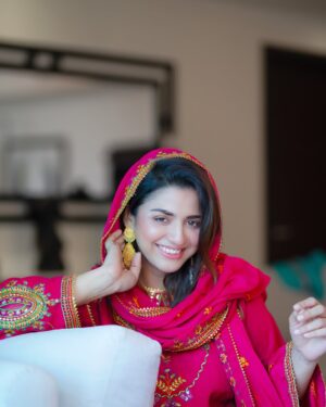 Hira Soomro Instagram - This Eid I mostly wore @aneelas_collection because one they are reliable two they deliver on promised timeline three their quality is 10 on 10 unlike other mainstream brands…… 
📸 @areebaziz960