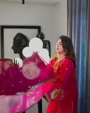 Hira Soomro Instagram - This Eid I mostly wore @aneelas_collection because one they are reliable two they deliver on promised timeline three their quality is 10 on 10 unlike other mainstream brands…… 
📸 @areebaziz960