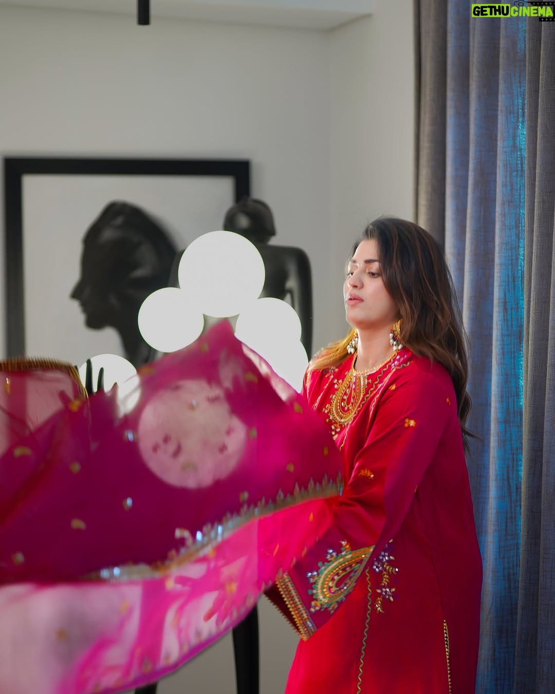 Hira Soomro - 90.1K Likes - This Eid I mostly wore @aneelas_collection because one they are reliable two they deliver on promised timeline three their quality is 10 on 10 unlike other mainstream brands……
📸 @areebaziz960