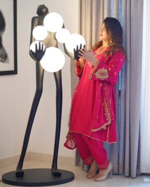 Hira Soomro Instagram - This Eid I mostly wore @aneelas_collection because one they are reliable two they deliver on promised timeline three their quality is 10 on 10 unlike other mainstream brands…… 
📸 @areebaziz960