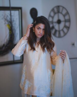 Hira Soomro Instagram - ✨✨✨
@rukhdesigns 
@areebaziz960