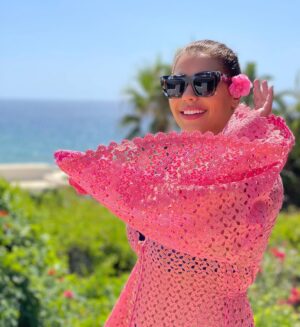 Hoda Saad Instagram - La fleur ne rêve pas de l’abeille , elle fleurit et l’abeille vient à elle. 
💖bonne journée ☺️