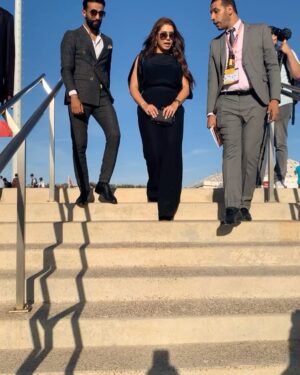 Hoda Saad Instagram - شكرا للجنة المنظمة لمعرض الفرس على هذه الدعوة القيمة و الشكر الموصول لزوار المعرض على حفاوة الترحاب . هنيئا لكم على نجاح الدورة الثانية عشر و على التنظيم المشرف .
مصفف الشعر @fox_m_g
مكياج @moutla_lana_makeupartist