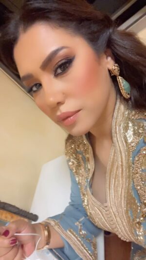 Hoda Saad Instagram - Un grand merci à 
@neggafasaphir ♥️
@yasminafilahi 💄
@mimi_hair_stylist_ 
@zine.simsima