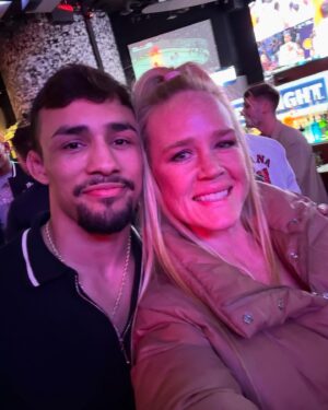 Holly Holm Instagram - This was my first year attending the NCAA championships and the atmosphere was really something special. Always a blessed time with @izzystylewrestling @realvvoods @kennedyblades and I’m honored to meet some legends of the sport. An experience I’ll remember forever. ❤️ I loved seeing our president show up to support these athletes and their hard work. 👊
