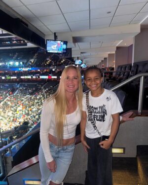 Holly Holm Instagram - This was my first year attending the NCAA championships and the atmosphere was really something special. Always a blessed time with @izzystylewrestling @realvvoods @kennedyblades and I’m honored to meet some legends of the sport. An experience I’ll remember forever. ❤️ I loved seeing our president show up to support these athletes and their hard work. 👊