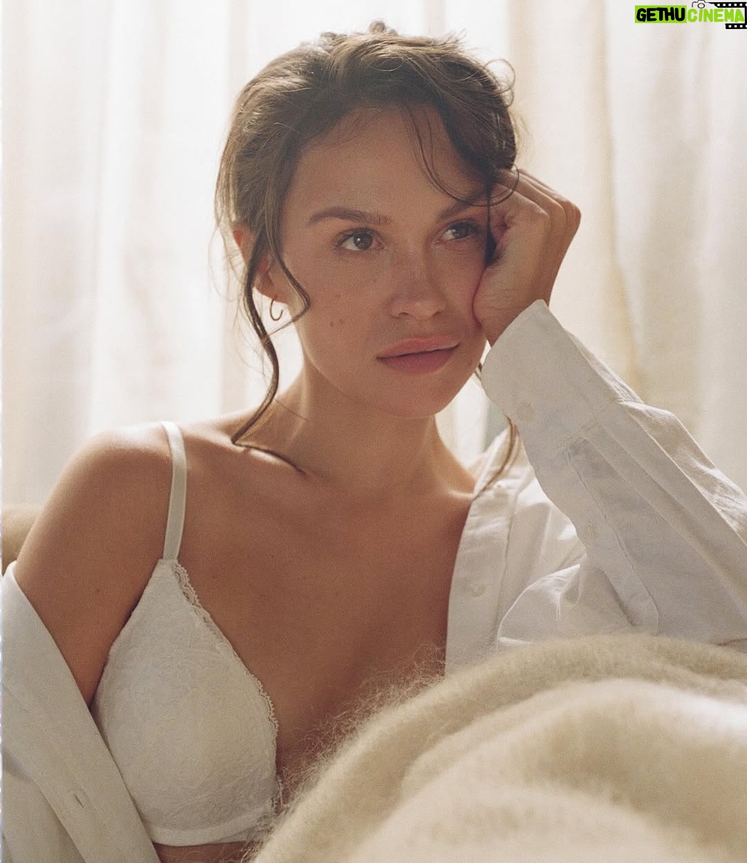 Holly Mae Brood - 12.1K Likes - Een campagne mogen schieten voor @hunkemoller is op z’n zachts gezegd een droom die uitkomt! Vrouwelijkheid in elke vorm vieren is iets waar ik altijd 100% achter sta— je goed, sterk en sexy voelen, op ieder moment. For every woman in you. 🩷 #hunkemoller #foreverywomaninyou #ad