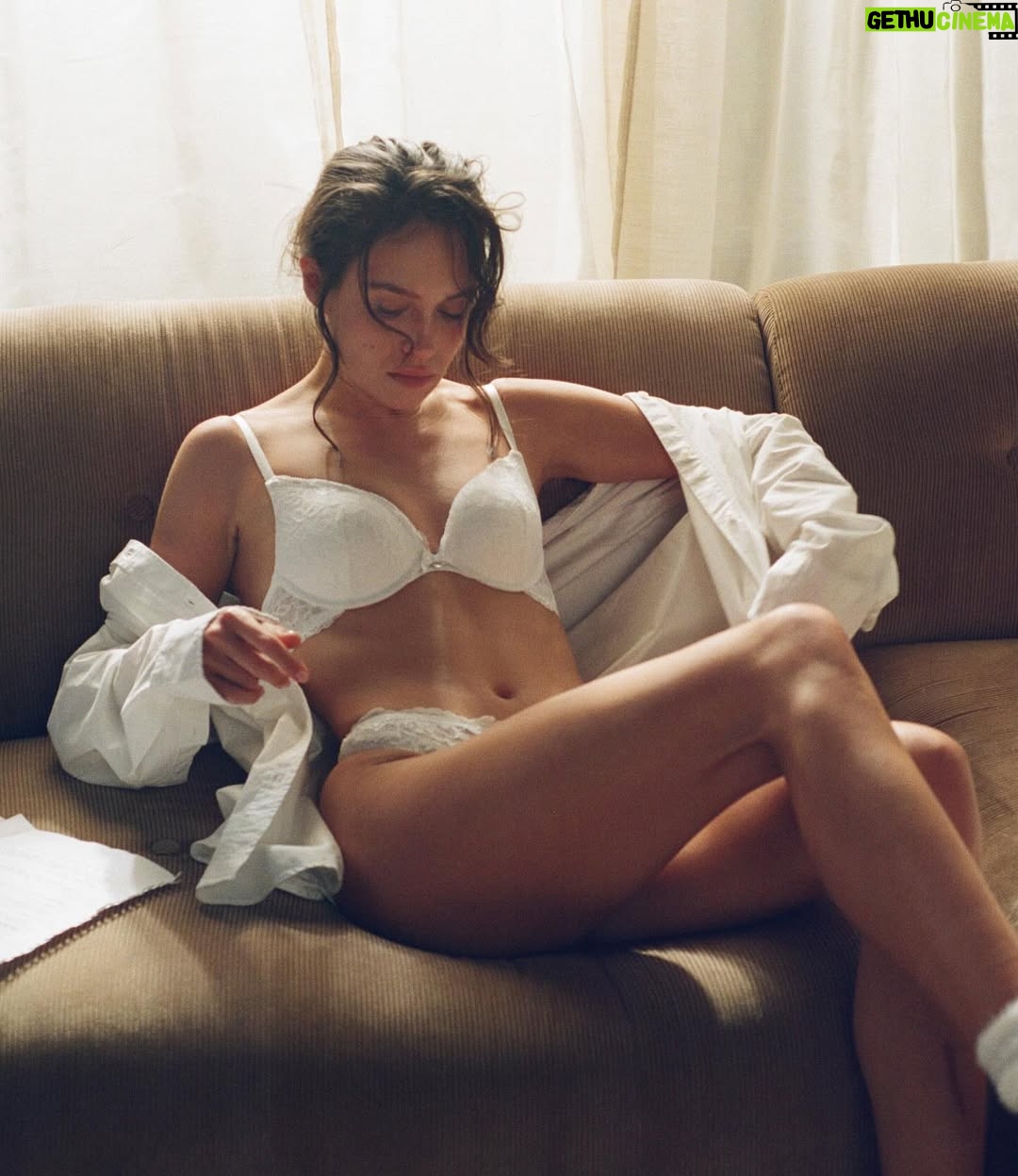 Holly Mae Brood - 12.1K Likes - Een campagne mogen schieten voor @hunkemoller is op z’n zachts gezegd een droom die uitkomt! Vrouwelijkheid in elke vorm vieren is iets waar ik altijd 100% achter sta— je goed, sterk en sexy voelen, op ieder moment. For every woman in you. 🩷 #hunkemoller #foreverywomaninyou #ad