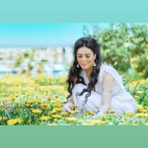 Horeya Farghaly Instagram - إذا شعرت بالتشاؤم فتأمل الوردة
#حورية_فرغلي #horeya_farghaly