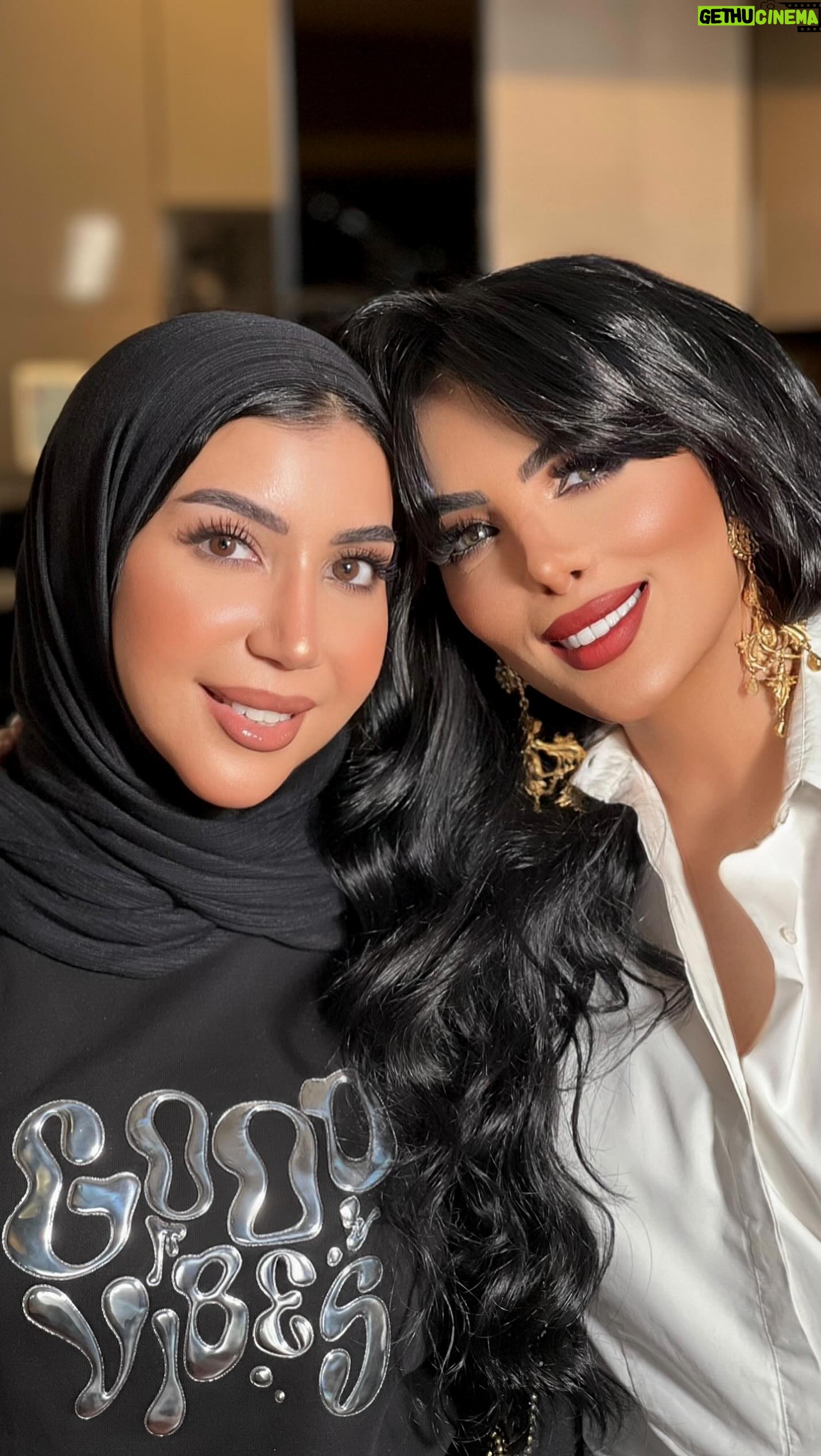 Horeya Farghaly - 9.1K Likes - كلاكيت خامس مرة حب 🫶 مع الفنانة الجميلة وصاحبتي اللى بموت فيها القمر حورية فرغلي بجد بحبك من كل قلبي وحبي بيبان في شغلي في لوكات الميك آب ليكي 😘 شكرا على كلامك الجميل اللى طالع من قلبك ليا يا اطيب قلب 🤍ربنا يديم محبتنا لبعض يارب طول العمر ياروح قلبي ❤️
makeup by : @daliamatar_makeup_artistr
hairstyle by: @matar_swidan
@horeyafarghaly
#حورية_فرغلي
#horeya_farghaly
#اخبار_المشاهير #ملكه_جمال_مصر #فوشيا
#ملكه_جمال #نجوم_الفن #اخبار_المشاهير #اخبار_الفن_ #حوريه_فرغلي #مشاهير #مشاهير_الانستقرام #مشاهير_مصر_مشاهير_الخليج #مشاهير_الفن #ملكه_جمال_مصر #ترند_مصر #عرب_ارت #اكسبلورر #ريلز_explor @beautyunionpl #beautiful #instamkeup #trendingreels #daliamatar #daliamatarmakeupartist #bridalmakeup #bridalmakeup2024 #makeupartistinalexandria #makeupartistinegypt
#bridalmakeup2025
==============================👇:Address لوران شارع أبو قير امام قباني للأثاث برج العائلة بجوار جامع شعراوي أول ناصية من شارع شعراوي المدخل الإداري الدور الثاني بيوتي هاوس رقم 205 الإسكندرية للحجز والاستعلام يرجي الاتصال علي01098559209 whats app 01098559209