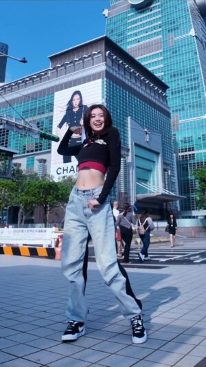 Hsin-Ling Chi Instagram - 跟大板板Jennie跳like JENNIE
今天好熱🫠⋯⋯⋯

 #likejennie #likejenniedancecover #likejenniechallenge