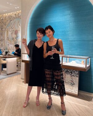 Hwang Jung-eum Instagram - 2013년도에 마지막으로 싱가포르에 왔다는 정음이, 몇년을 서로 알고 지내다가 작년에 변호사로서 약간 도움을 줄 수 있을만한 불미스러운 일로 이런 저런 별의별 이야기를 나누면서 급격히 가까워졌는데, 그녀의 당당함, 긍정적인 삶에 대한 태도, 사랑스러움을 존경한다. 짧은 삼일 동안 행복한 추억 많이 만들자! 우리 황배우 앞으로도 화이팅!
Jungeum, who last visited Singapore in 2013, and I have known each other for several years. But it was only last year, through an unfortunate incident where I was able to offer some legal advice, that we started sharing all sorts of stories and grew much closer. I truly admire her confidence, positive outlook on life, and lovable personality. Let’s create lots of happy memories during these short three days! Wishing our dear actress Hwang all the best always!