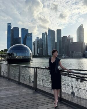 Hwang Jung-eum Instagram - 2013년도에 마지막으로 싱가포르에 왔다는 정음이, 몇년을 서로 알고 지내다가 작년에 변호사로서 약간 도움을 줄 수 있을만한 불미스러운 일로 이런 저런 별의별 이야기를 나누면서 급격히 가까워졌는데, 그녀의 당당함, 긍정적인 삶에 대한 태도, 사랑스러움을 존경한다. 짧은 삼일 동안 행복한 추억 많이 만들자! 우리 황배우 앞으로도 화이팅!
Jungeum, who last visited Singapore in 2013, and I have known each other for several years. But it was only last year, through an unfortunate incident where I was able to offer some legal advice, that we started sharing all sorts of stories and grew much closer. I truly admire her confidence, positive outlook on life, and lovable personality. Let’s create lots of happy memories during these short three days! Wishing our dear actress Hwang all the best always!