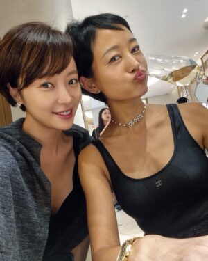 Hwang Jung-eum Instagram - 2013년도에 마지막으로 싱가포르에 왔다는 정음이, 몇년을 서로 알고 지내다가 작년에 변호사로서 약간 도움을 줄 수 있을만한 불미스러운 일로 이런 저런 별의별 이야기를 나누면서 급격히 가까워졌는데, 그녀의 당당함, 긍정적인 삶에 대한 태도, 사랑스러움을 존경한다. 짧은 삼일 동안 행복한 추억 많이 만들자! 우리 황배우 앞으로도 화이팅!
Jungeum, who last visited Singapore in 2013, and I have known each other for several years. But it was only last year, through an unfortunate incident where I was able to offer some legal advice, that we started sharing all sorts of stories and grew much closer. I truly admire her confidence, positive outlook on life, and lovable personality. Let’s create lots of happy memories during these short three days! Wishing our dear actress Hwang all the best always!