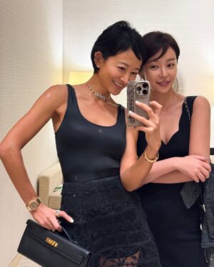 Hwang Jung-eum Instagram - 2013년도에 마지막으로 싱가포르에 왔다는 정음이, 몇년을 서로 알고 지내다가 작년에 변호사로서 약간 도움을 줄 수 있을만한 불미스러운 일로 이런 저런 별의별 이야기를 나누면서 급격히 가까워졌는데, 그녀의 당당함, 긍정적인 삶에 대한 태도, 사랑스러움을 존경한다. 짧은 삼일 동안 행복한 추억 많이 만들자! 우리 황배우 앞으로도 화이팅!
Jungeum, who last visited Singapore in 2013, and I have known each other for several years. But it was only last year, through an unfortunate incident where I was able to offer some legal advice, that we started sharing all sorts of stories and grew much closer. I truly admire her confidence, positive outlook on life, and lovable personality. Let’s create lots of happy memories during these short three days! Wishing our dear actress Hwang all the best always!