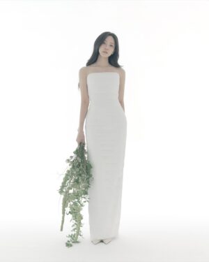 Hyomin Instagram - 훈남까진 아니지만 제 눈에는 멋진 그런 남자를 만나게 되어 결혼을 앞두게 되었습니다.
준비하면서 새삼 그동안 곁에서 아껴주셨던 분들에 대한 감사함을 다시 한번 깨닫는 중입니다. 제 개인적 소식에 관심 가져주시고 축하해 주신 분들 진심으로 감사드리고, 팬분들께도 고마운 마음 변하지 않겠단 약속도 드리고 싶네요.
앞으로도 항상 열심히, 또 성실히 살아가는 박선영이 되겠습니다.

I’ve met someone who is the most wonderful person in my eyes. Preparing for this new chapter has reminded me how grateful I am for those who have been there and supported me. 
And dear my beloved fans, my appreciation for you will never change. I’ll continue to live with sincerity and dedication as Park Sun-young.

첫 단락은 신랑이 넣어달라고 부탁했던 문장입니다. 기자님들께서 훈남이라며 좋게 써주신 기사들이 부담이 되었나봐요:) 이제 정말 곧이네요....! 예쁘게 봐주세요! ♡