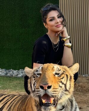 Ibtissam Tiskat Instagram - السلام عليكم 
بزاف منكم قالولي ردي بالك لا يغدروك الحيوانات ، بغيت نقوليكم اطمنو لحد الآن ما شفت غير الخير منهم عكس بعض البشر شفت منهم غير الغدر وخا دير فيه الخير حياتك كاملة 😉 … 
والحمدلله ولا حول ولا قوة الا بالله تصبحو على خير 😌 

#ibtissamtiskat #love #animals #dubai🇦🇪