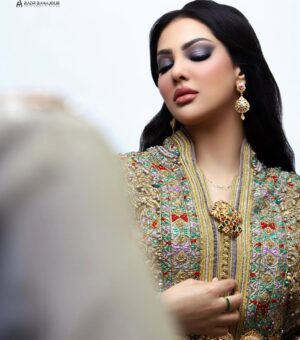 Ibtissam Tiskat Instagram - حبابي كيف جاتكم أغنية #رضاك والفيديو كليب وشنو أكثر مقطع عجبكم ؟ 
شكرا ليكم على رقم واحد فالطونطونس المغربي ، شكرا أيضا لفريق العمل اللي كان فوق المستوى من جميع النواحي والي باقي مسمعش الأغنية اللينك فالبايو ☝🏼
 
اطلالتي من برنامج @lalalaaroussaofficiel :
Makeup by @rimmake_up 
Caftan by @caftan.bacha 🇲🇦
Photographer @badrbahajoub 

Lyrics by : @bayzii_mtk 
Composed by : @yassine.hakim.benfeddoul 
Arranged , mixed, mastred by : @djmeed 
Makeup : @rimmake_up 
Directed by : @souffice_director 

#rdak #love #mom #tscat #ibtissamtiskat