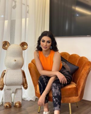 Ibtissam Tiskat Instagram - ألف مبروك الإفتتاح لصديقتي الجميلة والمتألقة دائما @make_up_by_hala 
#salondebeaute #byhala #luxury #beauty #ibtissamtiskat