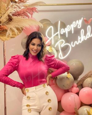 Ibtissam Tiskat Instagram - Another year …

I’m so greatful to have you in my life 
All the love for you my second family . 
 
Special thanks : 
@elyounoussi.amine 
@wunderbar_events 
#team_hayat #serie_hayat #tiskatians #love #october #ibtissamtiskat