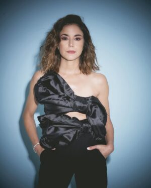 Ignacia Baeza Instagram - Ignacia Baeza @revista_ya 

Talento @baezaignacia 
Fotos @pez_vasquez 
Glam @alemakeupart 
Estilismo @sofiordenes 
Top y Pantalón @sofiordenes 
#yacoleccion #ignaciabaeza #actriz