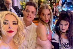 Ignacia Baeza Instagram - Hoy es el final de la #generación98.  Solo quiero agradecer por la oportunidad de haber sido parte. 🎬🖤
Gracias a todo el equipo inmenso y atómico que está detrás, al elenco hermoso y talentoso con el que compartí momentos inolvidables. Gracias a Loreto por todos estos meses de la mano, aprendí mucho de ella. 
Gracias a mis hijos @lucasmaffeil @sofiagdl los quiero mucho y por supuesto gracias  a  Pablo Illanes por su gran historia que nos cautivó a todos. 🖤🎬 

@mariaomegnaoficial @palomamoreno @danielaramirezactriz @gabrielcanasg @nicoyarzun @fele.rojasd @nicpo @conmackenna @gaburzua 
 @joseantonioraffo @lobosch @francaimboden @franciscoreyesmor @pin_montane @luzvaldiviesoactriz @pin_montane @quenarencoret @bdellaschiava @nicolas_alemparte @bachaomegna  @tamaraacostazambra @mega.tv 

Gracias a cada uno de ustedes. ¡Gracias totales! 🙏 ¡Hasta la próxima! 🚀