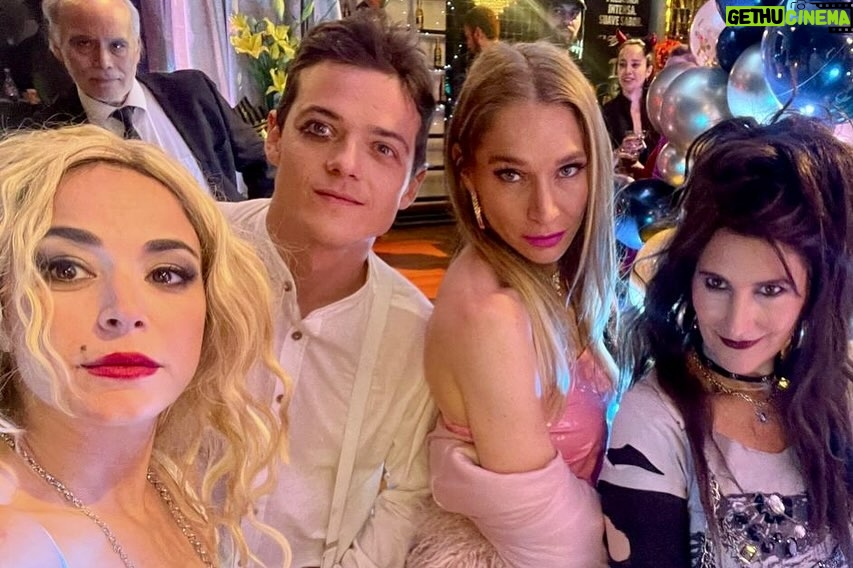 Ignacia Baeza - 17.3K Likes - Hoy es el final de la #generación98. Solo quiero agradecer por la oportunidad de haber sido parte. 🎬🖤
Gracias a todo el equipo inmenso y atómico que está detrás, al elenco hermoso y talentoso con el que compartí momentos inolvidables. Gracias a Loreto por todos estos meses de la mano, aprendí mucho de ella.
Gracias a mis hijos @lucasmaffeil @sofiagdl los quiero mucho y por supuesto gracias a Pablo Illanes por su gran historia que nos cautivó a todos. 🖤🎬
@mariaomegnaoficial @palomamoreno @danielaramirezactriz @gabrielcanasg @nicoyarzun @fele.rojasd @nicpo @conmackenna @gaburzua
@joseantonioraffo @lobosch @francaimboden @franciscoreyesmor @pin_montane @luzvaldiviesoactriz @pin_montane @quenarencoret @bdellaschiava @nicolas_alemparte @bachaomegna @tamaraacostazambra @mega.tv
Gracias a cada uno de ustedes. ¡Gracias totales! 🙏 ¡Hasta la próxima! 🚀
