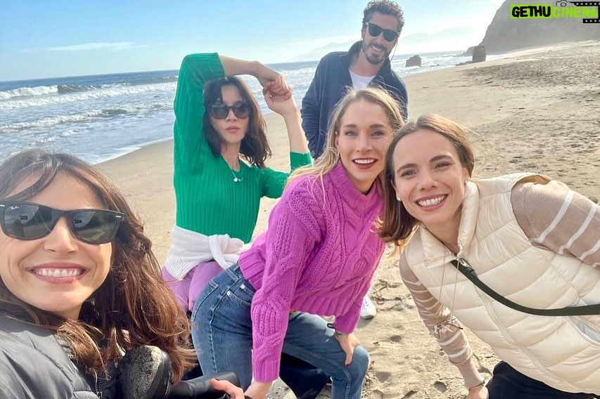 Ignacia Baeza - 17.3K Likes - Hoy es el final de la #generación98. Solo quiero agradecer por la oportunidad de haber sido parte. 🎬🖤
Gracias a todo el equipo inmenso y atómico que está detrás, al elenco hermoso y talentoso con el que compartí momentos inolvidables. Gracias a Loreto por todos estos meses de la mano, aprendí mucho de ella.
Gracias a mis hijos @lucasmaffeil @sofiagdl los quiero mucho y por supuesto gracias a Pablo Illanes por su gran historia que nos cautivó a todos. 🖤🎬
@mariaomegnaoficial @palomamoreno @danielaramirezactriz @gabrielcanasg @nicoyarzun @fele.rojasd @nicpo @conmackenna @gaburzua
@joseantonioraffo @lobosch @francaimboden @franciscoreyesmor @pin_montane @luzvaldiviesoactriz @pin_montane @quenarencoret @bdellaschiava @nicolas_alemparte @bachaomegna @tamaraacostazambra @mega.tv
Gracias a cada uno de ustedes. ¡Gracias totales! 🙏 ¡Hasta la próxima! 🚀