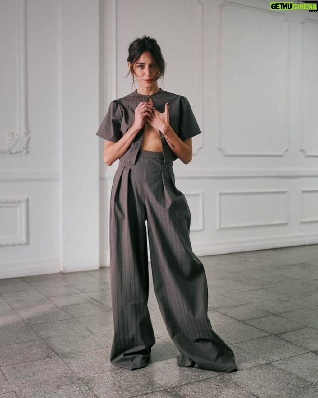 Ignacia Baeza - 1.8K Likes - Cómo están!!!? Ánimo y que sea una excelente semana para todos ✨
Fotos: @mairoarde
Maquillaje y pelo: @alemakeupart
Styling: @sofiordenes @hm
Booking y Management: @estebanaparicio para @versusmanagement