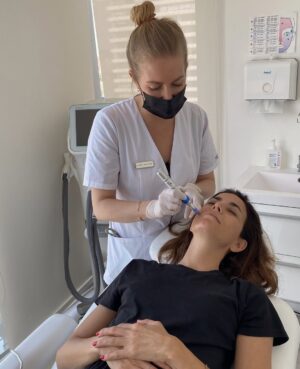 Ignacia Baeza Instagram - Junto a nuestra querida @baezaignacia que vino a aplicarse vitaminas para preparar su piel para luego realizar una mesoterapia para potenciar los resultados.

🌟 Mesoterapia nctf   refuerzo extra.

Gracias por confiar en nosotras!

…
www.skinup.cl
 56962293490
Av. Presidente Kennedy 5770 Oficina 1104, Vitacura