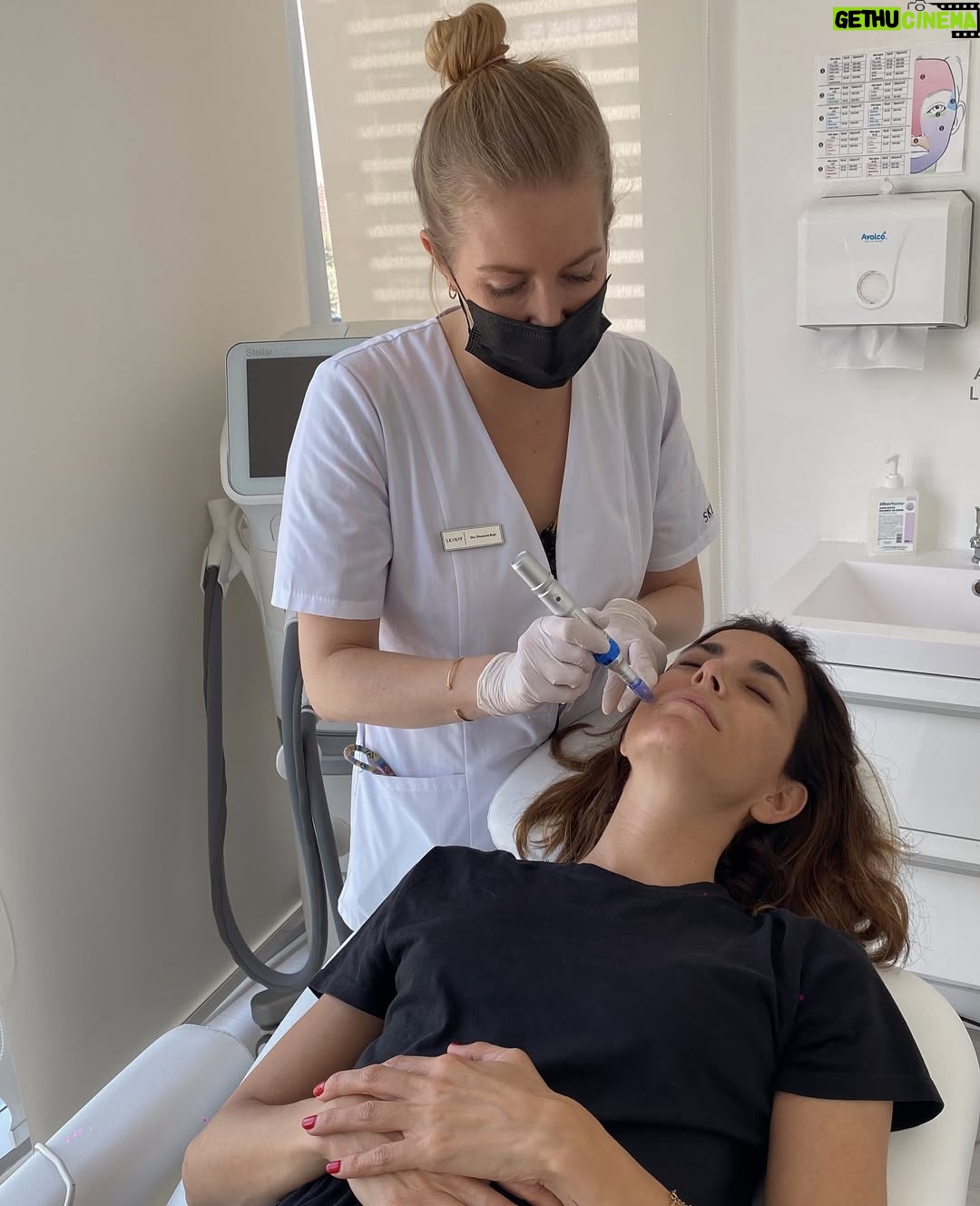 Ignacia Baeza - 1.9K Likes - Junto a nuestra querida @baezaignacia que vino a aplicarse vitaminas para preparar su piel para luego realizar una mesoterapia para potenciar los resultados.
🌟 Mesoterapia nctf refuerzo extra.
Gracias por confiar en nosotras!
…
www.skinup.cl
56962293490
Av. Presidente Kennedy 5770 Oficina 1104, Vitacura