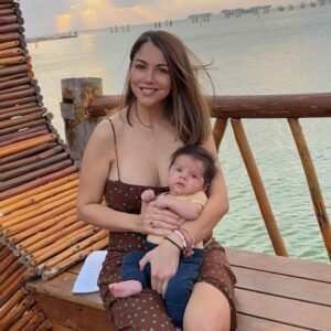Ilean Almaguer Instagram - Ayer fue el #DíaDeLaMujer, y desde mi nueva faceta como mamá primeriza de un niño me pegó diferente. Más que nunca, siento la responsabilidad de criar a un hombre honesto, con valores, que respete y apoye a las mujeres en cada aspecto de la vida. Quiero enseñarle que la igualdad no es un concepto lejano, sino una práctica diaria; que el respeto no se pide, se da; y que la fuerza de una mujer no debe asustarlo, sino inspirarlo. 

El futuro está en nuestras manos, en cómo educamos a nuestros hijos. Que sean hombres que sumen, que acompañen y que construyan un mundo más justo para todas. 💜✨ #Respeto #8M #fy