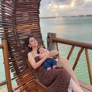 Ilean Almaguer Instagram - Ayer fue el #DíaDeLaMujer, y desde mi nueva faceta como mamá primeriza de un niño me pegó diferente. Más que nunca, siento la responsabilidad de criar a un hombre honesto, con valores, que respete y apoye a las mujeres en cada aspecto de la vida. Quiero enseñarle que la igualdad no es un concepto lejano, sino una práctica diaria; que el respeto no se pide, se da; y que la fuerza de una mujer no debe asustarlo, sino inspirarlo. 

El futuro está en nuestras manos, en cómo educamos a nuestros hijos. Que sean hombres que sumen, que acompañen y que construyan un mundo más justo para todas. 💜✨ #Respeto #8M #fy